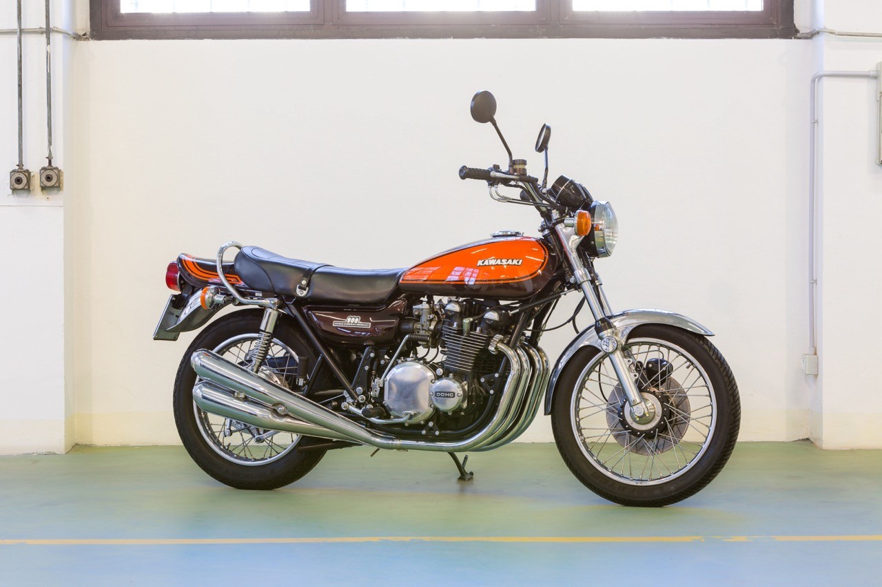 <div class='descrGalleryTitle'>Kawasaki 900 Z1</div><div class='descrGalleryText'><p>Rivale della appena citata CB 750 Four è la Kawasaki Z1 presentata nel 1972. Anche lei spinta da un quattro cilindri in linea trasversale, la Kawasaki superava la Honda in cilindrata e di conseguenza in potenza, arrivando ad erogare<b> oltre 80 cavalli</b>. Valori che l’hanno consegnata alla storia come prima “superbike” ad alte prestazioni di sempre. Questa Z1 è in condizioni eccellenti, con documenti regolari e corredata da manuale d’uso e manutenzione originale e schema dell’impianto elettrico. Il suo<b> valore è importante</b>: si parla di cifre prossime ai 20.000 euro.</p>
</div>